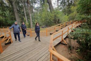 Lee más sobre el artículo El gobernador inaugura en Villa La Angostura uno de los senderos turísticos más lindos del país