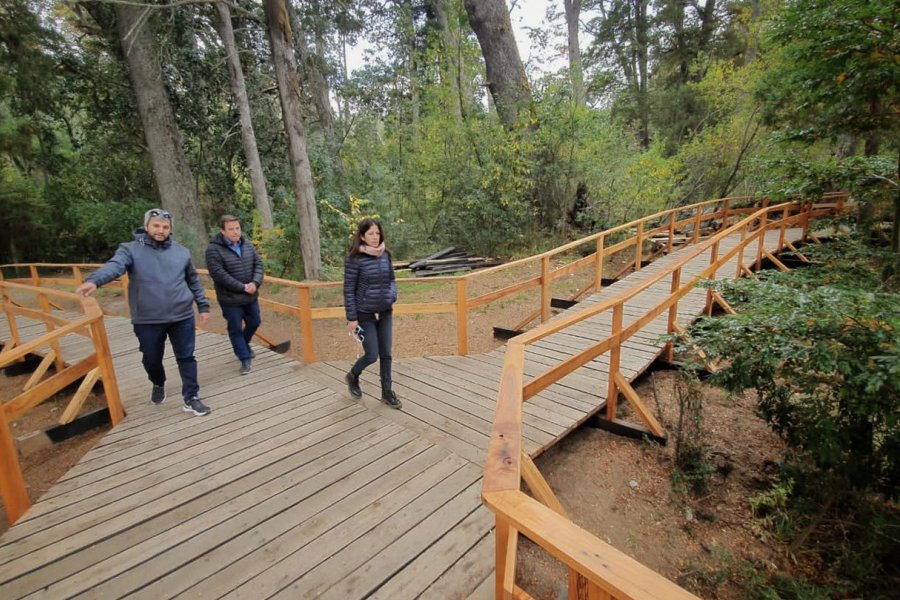 El gobernador inaugura en Villa La Angostura uno de los senderos turísticos más lindos del país