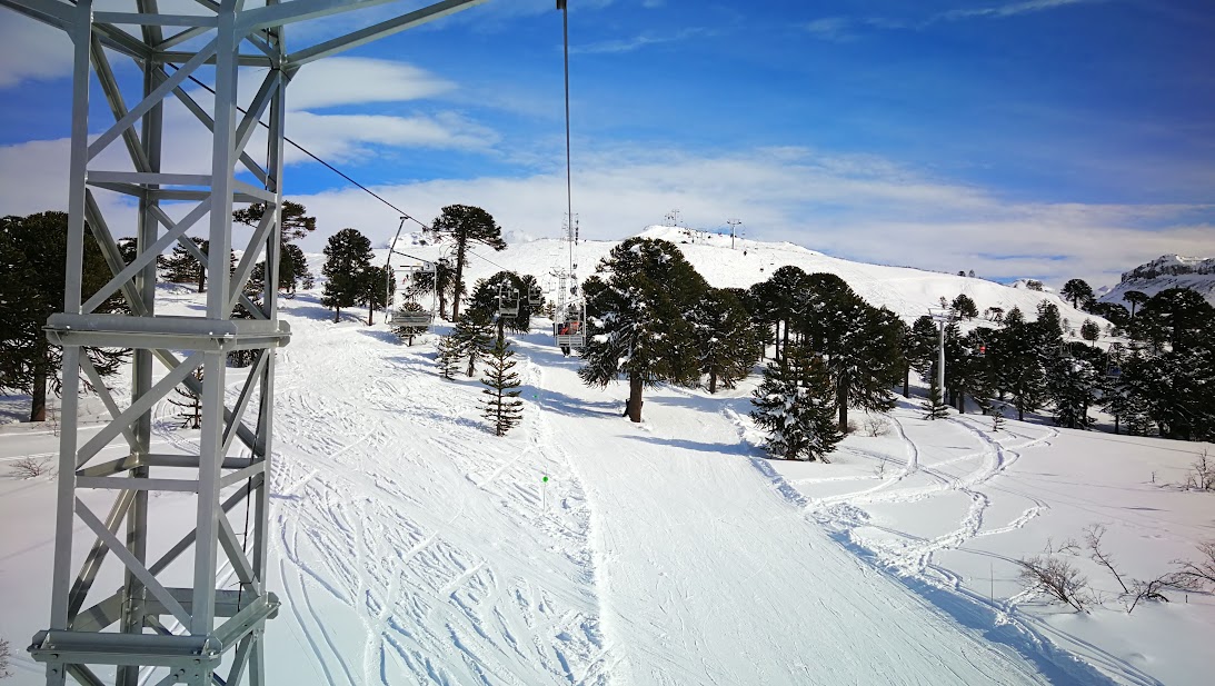 Mejora el centro de esquí en Caviahue: reemplazan la silla doble por una cuádruple