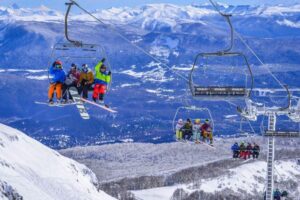 Lee más sobre el artículo Record de esquiadores ayer en el cerro Chapelco