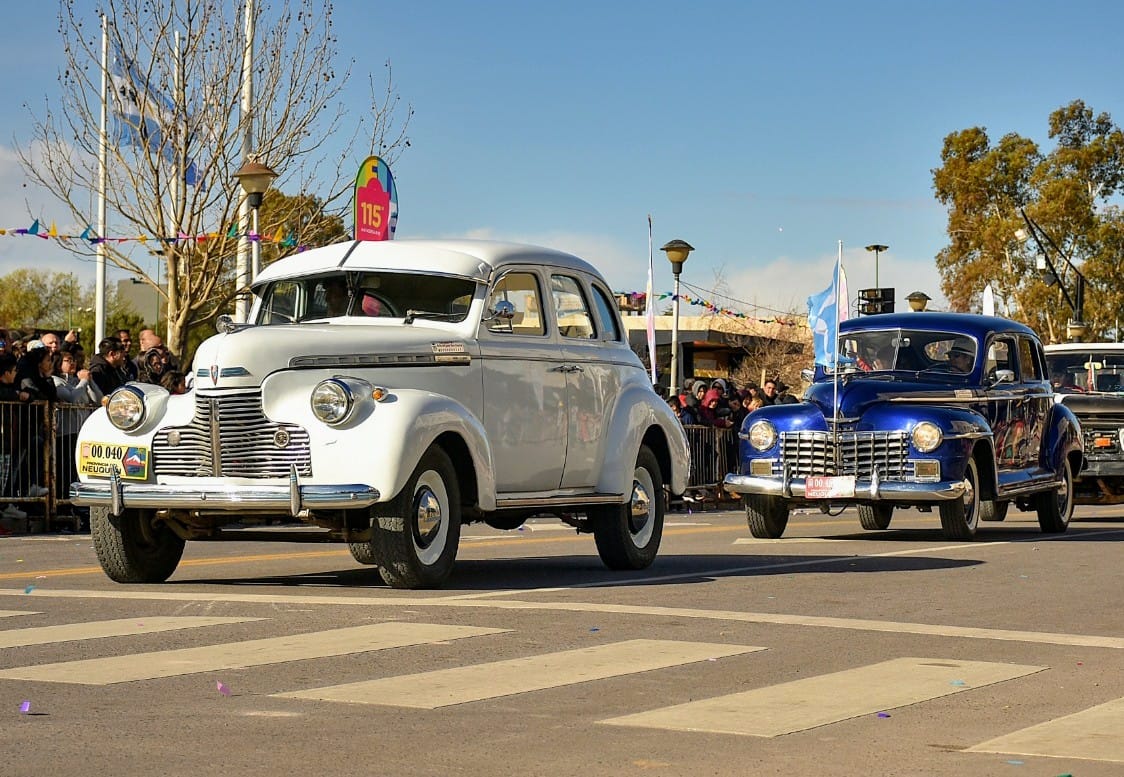 Lee más sobre el artículo Neuquén es anfitriona del mega encuentro de más de 500 autos antiguos del país