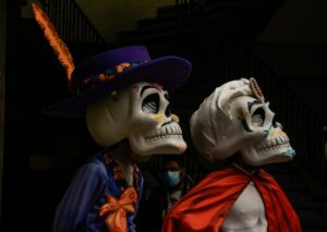 Lee más sobre el artículo Día de Muertos en México: la tradición prehispánica que reúne a los vivos con sus seres queridos