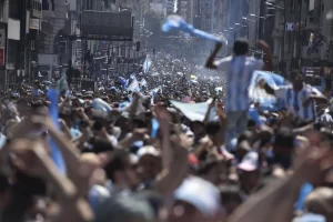 Lee más sobre el artículo <em>Euforia y lágrimas por el tercer título mundial de la Argentina: millones de hinchas festejaron en todo el país</em>