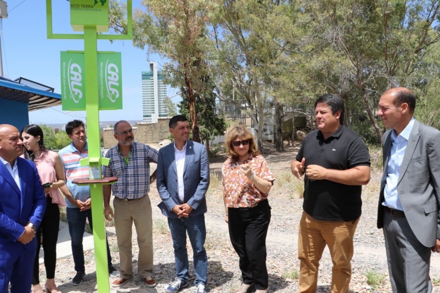 En este momento estás viendo En Plaza de las Banderas se habilitó un tótem solar de carga eléctrica para celulares
