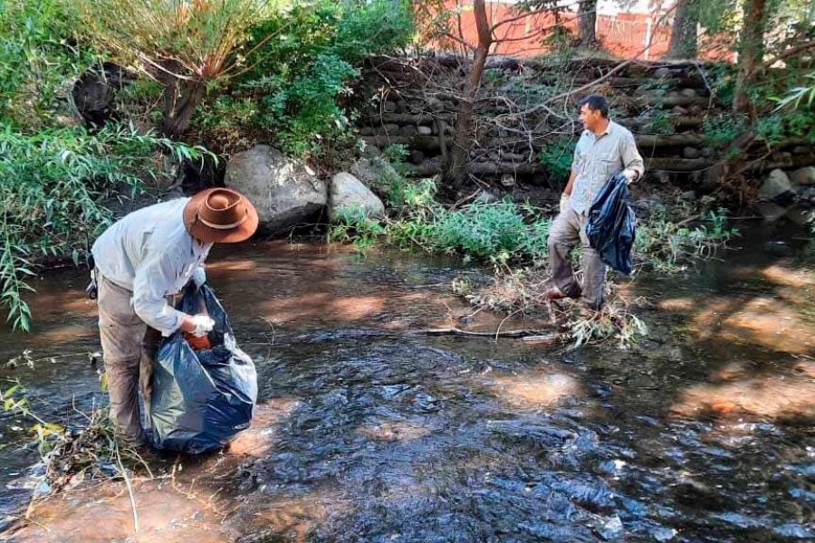 Lee más sobre el artículo SMA: Guardafaunas limpiaron el arroyo Pocahullo