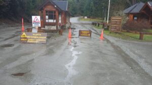 Lee más sobre el artículo Tras el temporal, Parque Nacional Nahuel Huapi mantiene el cierre de sendas y caminos