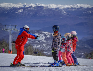 Lee más sobre el artículo Chapelco 2025 ya calienta motores: más de 4.000 pases vendidos y una temporada que promete nieve, aventura y récords