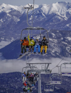 Lee más sobre el artículo Chapelco calienta motores: el 4 de julio arranca la temporada de nieve con grandes novedades