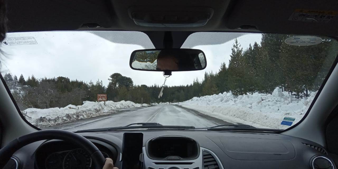 Lee más sobre el artículo Nieve, lluvia y aventura: recomendaciones para viajar seguro por las rutas de Neuquén