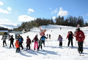 Lee más sobre el artículo El Cerro Perito Moreno arrancó la temporada de invierno a pura nieve y alegría
