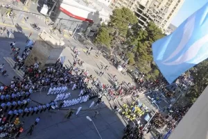 Lee más sobre el artículo Neuquén se viste de celeste y blanco: gran desfile patrio por el 9 de Julio