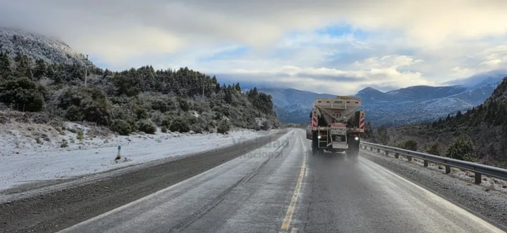 Heladas extremas en Neuquén: intensifican trabajos sobre la Ruta 40 para evitar la formación de hielo