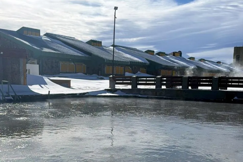Termas bajo la nieve: la experiencia más exclusiva del invierno ya se vive en Copahue